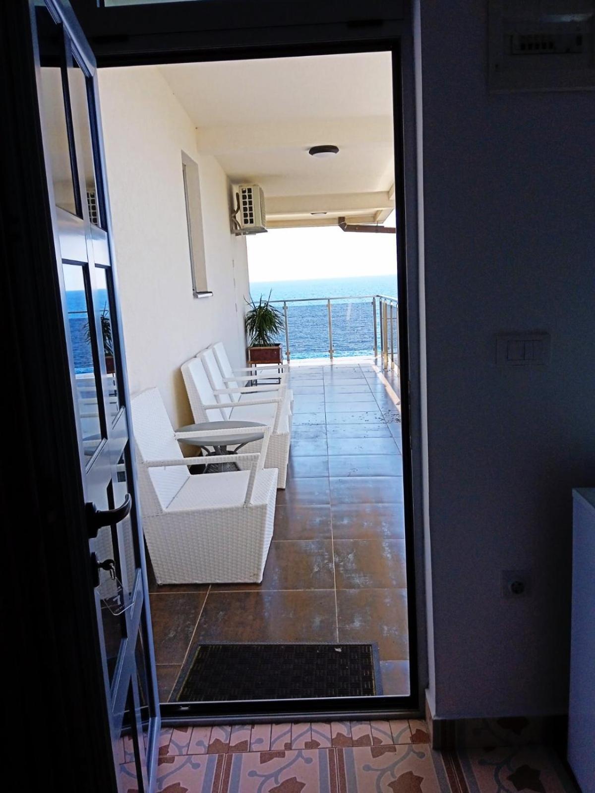 Sunset View Apartments Bar Room photo