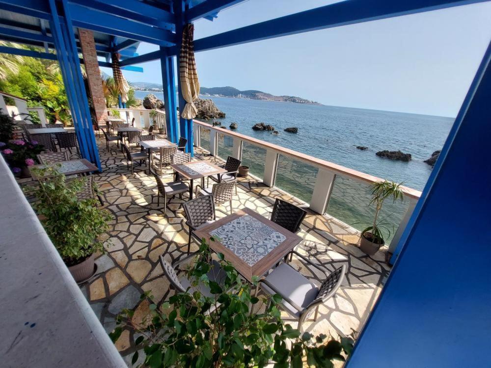 Sunset View Apartments Bar Exterior photo